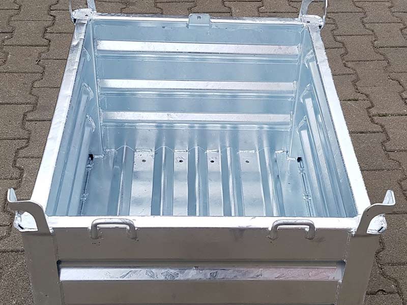 gesickter Boden und Seitenwände, Regenablauflöcher im Boden