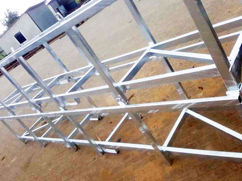 Langgutpalette feuerverzinkt mit Stapelecken und Kranösen, gestapelt